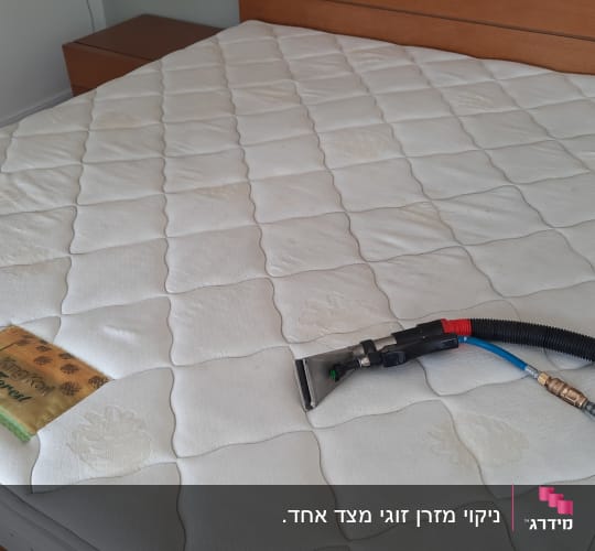 מזרן עם כתמים, מכונת ניקוי ושקית תה